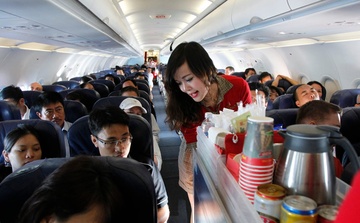 Gau bong, mi tom... dong gop gan 30% doanh thu quy III cua Vietjet hinh anh