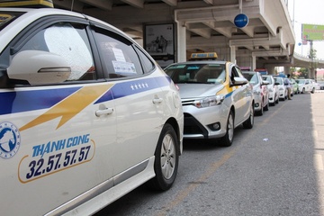 Tai xe taxi phai mo cua cho khach len xuong xe de phong Covid-19 hinh anh