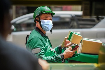 Shipper o TP.HCM phai deo bang nhan dien khi ra duong lam viec hinh anh