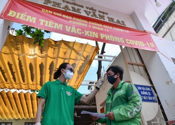 Shipper TP.HCM: 'Cho xet nghiem 1 tieng van chua duoc di giao hang' hinh anh