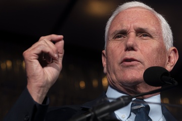 Ong Mike Pence phan ung manh voi dang Cong hoa hinh anh