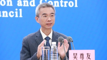 Quan chuc Trung Quoc khuyen cao dan tranh cham vao nguoi nuoc ngoai hinh anh