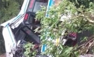 Xe buyt dam cuoi lao xuong hem nui, 25 nguoi thiet mang o An Do hinh anh