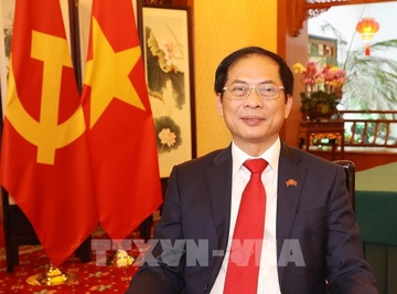 Bo truong Bui Thanh Son tra loi bao chi ve chuyen tham Trung Quoc hinh anh