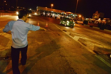 Loi ke nhan chung vu canh sat bi xe tai can qua nguoi hinh anh
