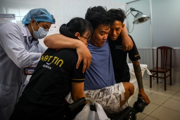 Chang trai mat chan, 9 lan len ban mo sau tai nan giao thong hinh anh