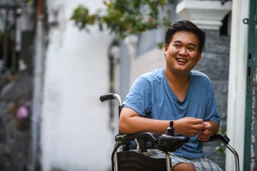 Cuoc song cua chang trai 18 tuoi 9 lan len ban mo sau khi mat chan hinh anh