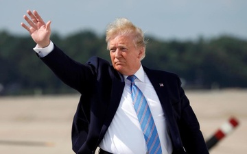 Dan Mach soc sau khi TT Trump huy chuyen tham vi Greenland hinh anh