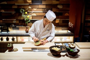 Phu nu Nhat Ban vuot dinh kien 'ban tay am' de tro thanh dau bep sushi hinh anh