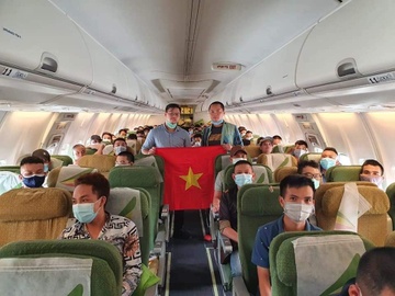 May bay dua 130 cong dan o Malaysia va chau Phi ve toi Tan Son Nhat hinh anh