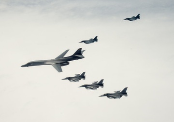 Phi co B-1B bay thang tu My den do tham o Trieu Tien hinh anh