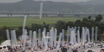 Nhom hoat dong tai Han Quoc lai len lut tha to roi sang Trieu Tien hinh anh