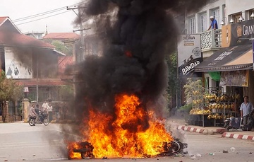 No buu kien o Myanmar, 4 nguoi phe doi lap thiet mang hinh anh