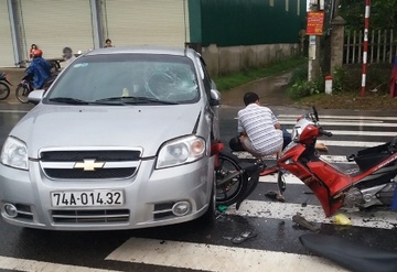 Nam thanh nien bi hat vang len dau oto sau cu tong truc dien hinh anh