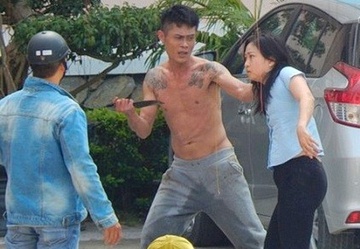 Ga trai dung dao khong che con tin bi khoi to hinh anh