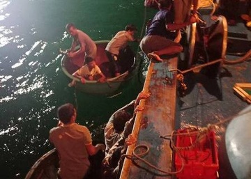 Tau ca boc chay du doi, ngu dan nhay xuong bien thoat than hinh anh