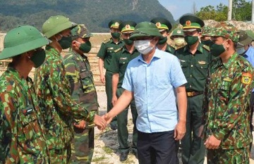 Bi thu Thua Thien - Hue kiem tra cong tac chong dich o bien gioi hinh anh