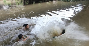 Chu tich tinh khen thuong 2 thanh nien cuu nhom hoc sinh duoi nuoc hinh anh