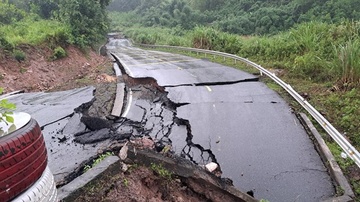 Quoc lo 15D sat lun 200 m, cua khau quoc te La Lay te liet hinh anh