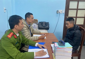 Nam thanh nien tu Ha Noi vao Hue cho vay lai nang hinh anh