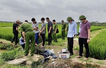 Nguoi dan ong bi dien giat tu vong khi di bat cua hinh anh