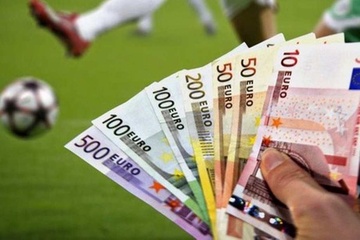 Chong no tien danh bac, vo co phai tra hay khong? hinh anh