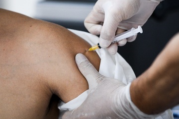 Xu ly ra sao nguoi loi dung tiem vaccine de thu loi bat chinh? hinh anh