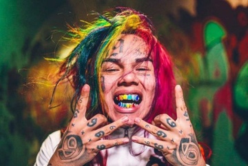 Rapper dinh dam 6ix9ine doi mat an tu chung than vi tang tru ma tuy hinh anh