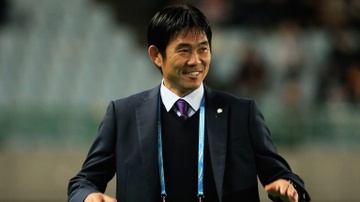 HLV Nhat Ban hanh phuc sau tran thang dau tien o Asian Cup hinh anh