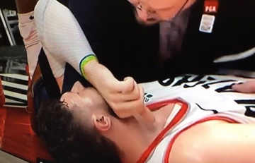Cau thu bong ro gay chan kinh hoang o giai NBA hinh anh