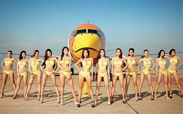 Nhung bo anh lich gay sot cua tiep vien hang khong hinh anh