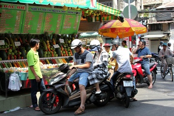 Nuoc giai khat dat hang ngay Sai Gon nong 37 do C hinh anh