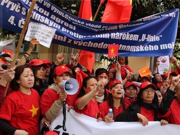 Hon 2.000 kieu bao Czech bieu tinh phan doi Trung Quoc hinh anh