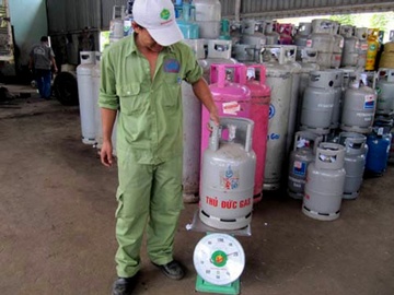 Ngay mai, gia gas giam tiep 7.000 dong/binh 12kg hinh anh