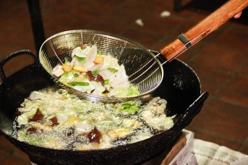 Quan an vat hut khach nho mon rau chien gia 35.000 dong hinh anh