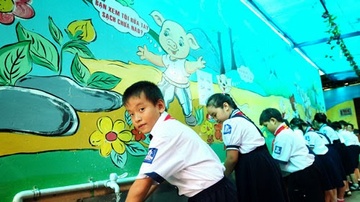 Tre bi sot, chan an co the nghi toi benh tay, chan, mieng hinh anh