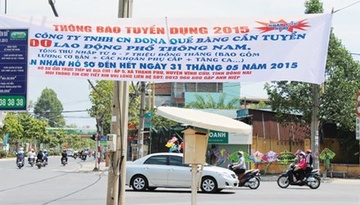 Doanh nghiep treo bien tuyen dung khap noi hinh anh
