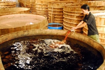 Nuoc mam cong nghiep lan at nuoc mam truyen thong the nao? hinh anh