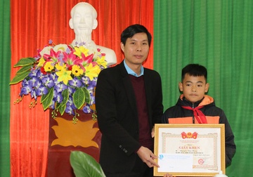 Khen thuong nam sinh lop 6 cuu ban giua dong nuoc xiet hinh anh