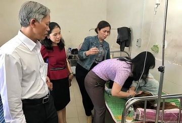 Co giao tu tu sau khi nghe dien thoai cua hieu truong hinh anh