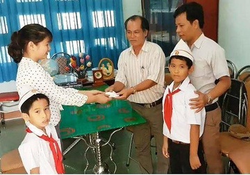Nhat duoc tui co vang, hoc sinh lop 3 nop thay hieu truong hinh anh