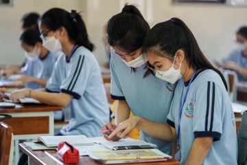 Gan 80% phu huynh lop 9, 12 o TP.HCM dong y cho con den truong hinh anh