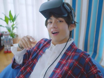 Nho V (BTS) mac it phut, ao khoac ke 1.000 USD ngay lap tuc chay hang hinh anh