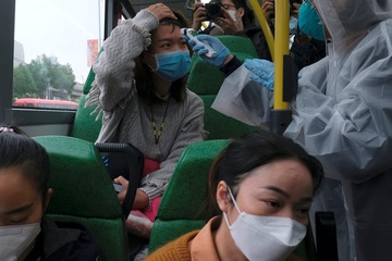 Hong Kong giam sat nguoi nghi nhiem virus corona bang vong deo tay hinh anh