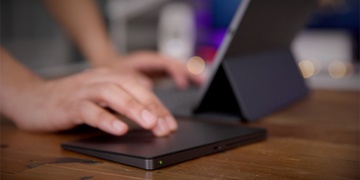 iOS 13.4 va iPadOS 13.4 ra mat, iPad da co the dung trackpad hinh anh