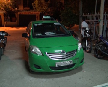Tai xe vat lon voi ten cuop trong xe taxi hinh anh