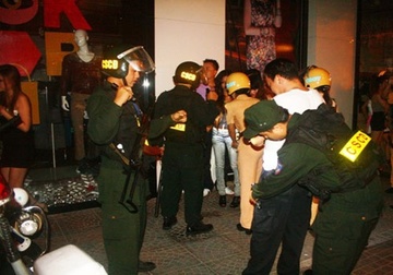 Di xe khong doi mu bao hiem, tan cong canh sat co dong hinh anh