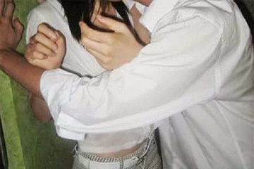 Thieu nu 15 tuoi to nhom thanh nien cuong buc hinh anh