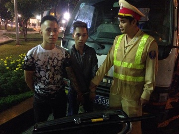 Bo doi trom logo xe hop bi bat vi vi pham giao thong hinh anh