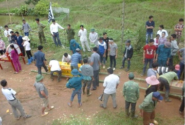 Ong lao 73 tuoi doat mang con trai vi doi xu hon hinh anh
